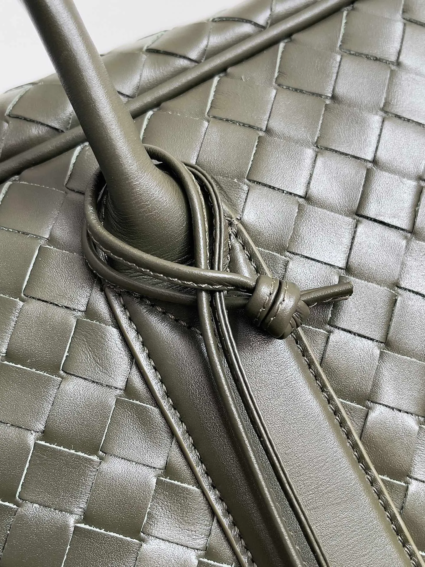 Batch 3960 Let's go on a trip✈️BOTTEGA VENETA men's travel bag is no heavier than a suitcase. The capacity and lightness of this travel bag are really suitable for short trips. The soft cow leather reduces the burden on the hands. The capacity is very nice. Style number: 765620 Size: 50*41*15cm